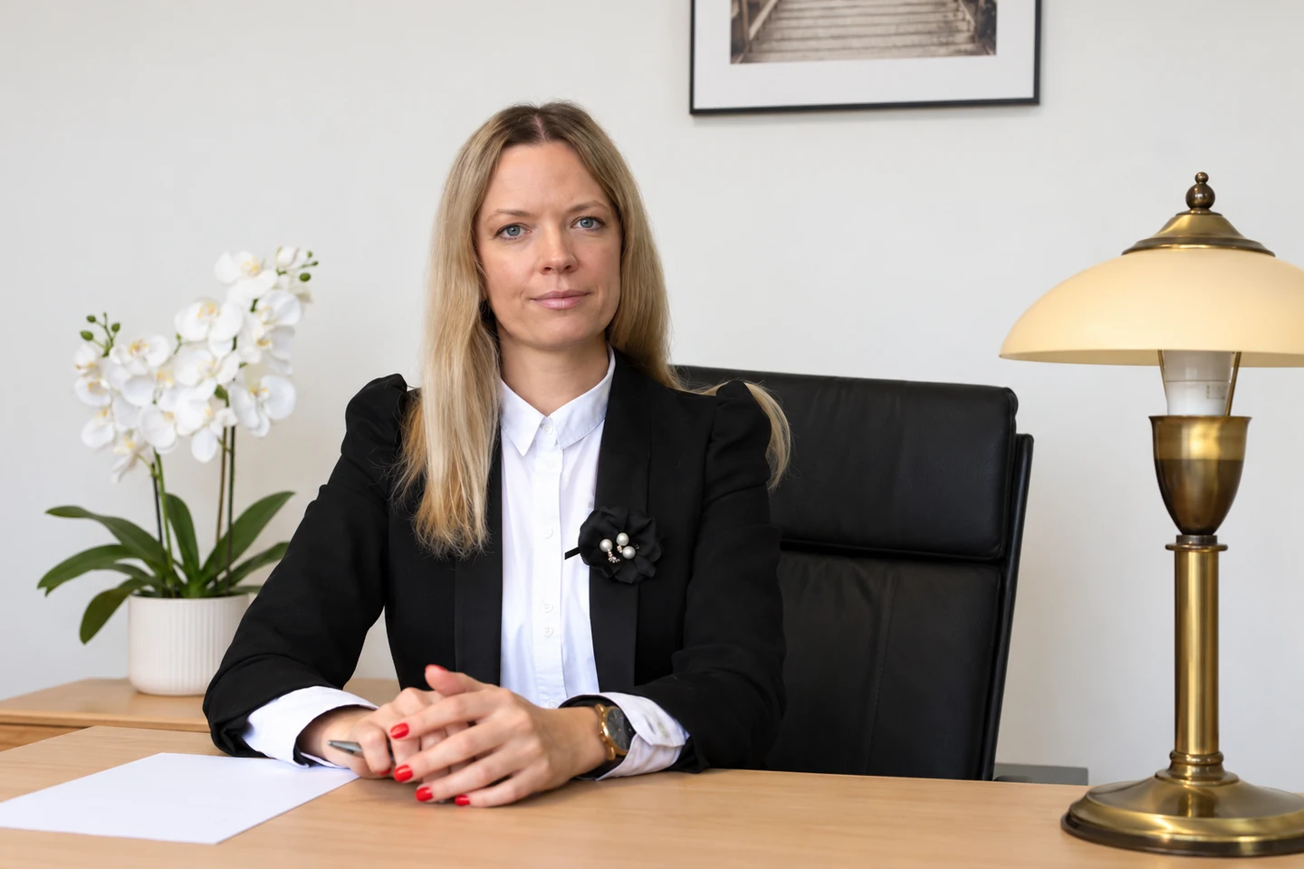 Angelika Mazur-Kubowicz przy biurku w kancelarii w Proszowicach